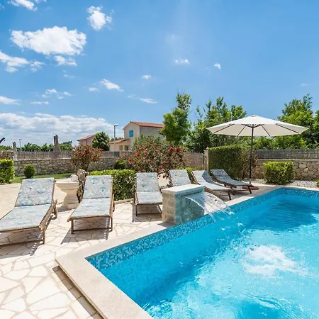 Karin With Heated Pool - By Ta Leut Agency וילה