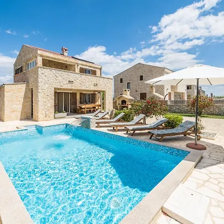 Karin With Heated Pool - By Ta Leut Agency * פריבלאקה