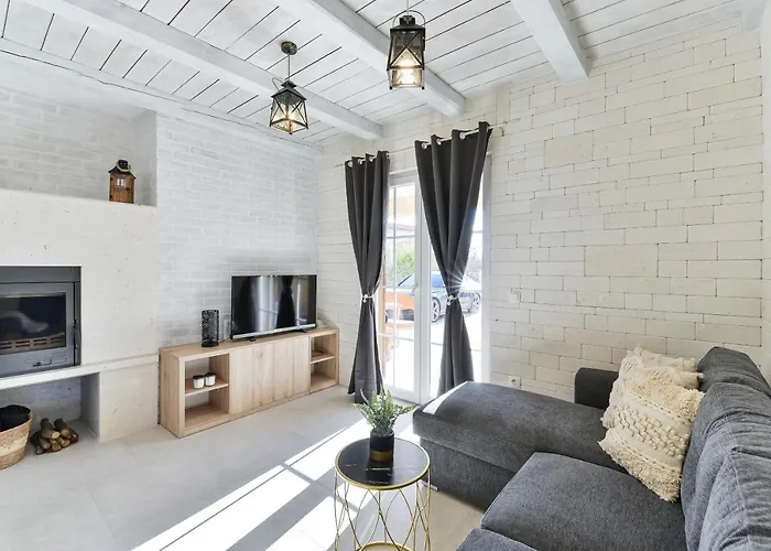 Karin With Heated Pool - By Ta Leut Agency Villa