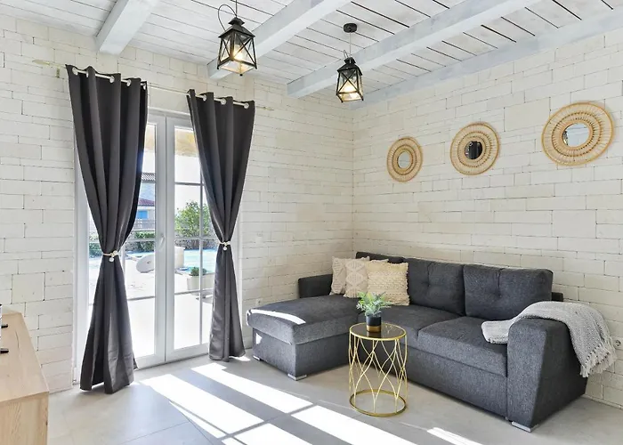 Karin With Heated Pool - By Ta Leut Agency Villa